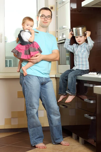 Padre feliz con los niños en la cocina — Foto de Stock