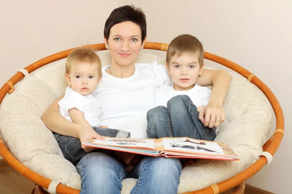 Madre joven con hijos — Foto de Stock