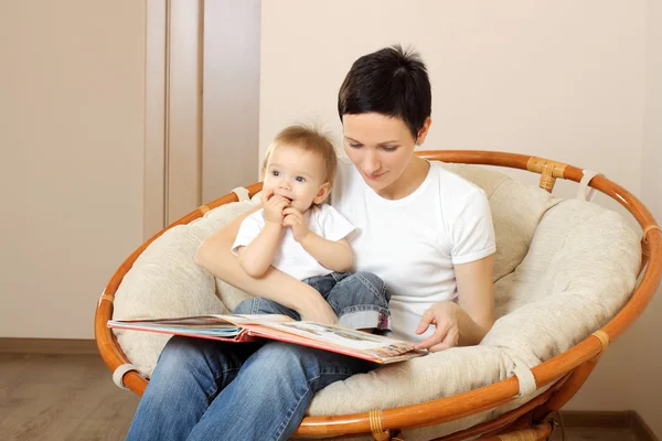 Ung mamma med en liten flicka — Stockfoto