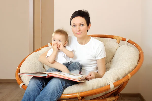 Ung mamma med en liten flicka — Stockfoto