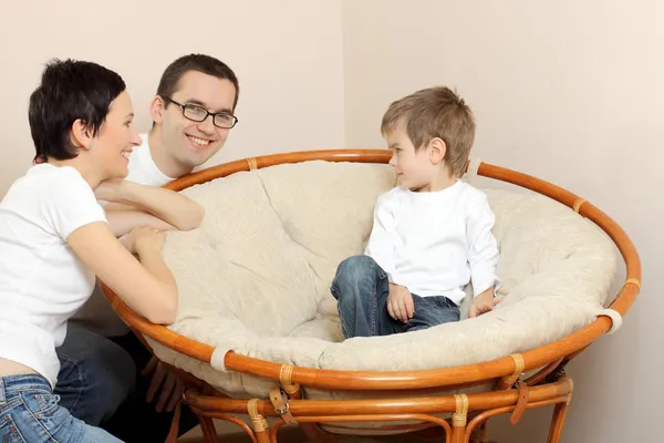 Mamma och pappa pratar med en ledsen liten pojke — Stockfoto