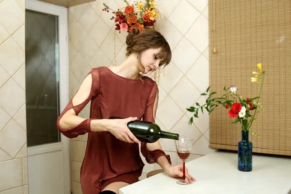 La típica chica tranquila y natural con vino en casa — Foto de Stock