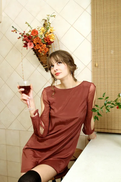 La típica chica tranquila y natural con vino en casa — Foto de Stock