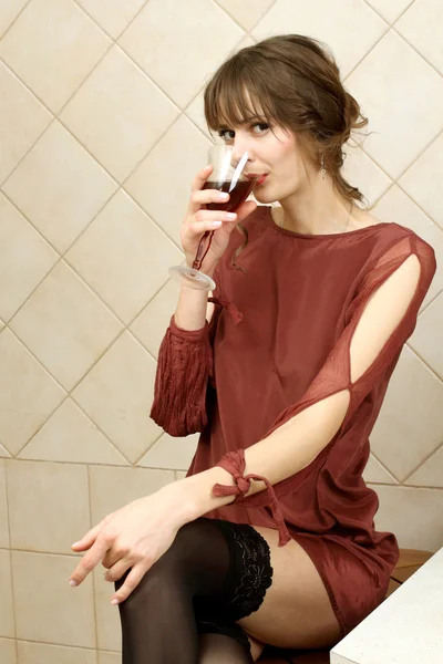De gebruikelijke rustige en natuurlijke meisje met wijn thuis — Stockfoto