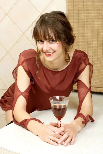 Das übliche ruhige und natürliche Mädchen mit Wein zu Hause — Stockfoto