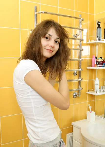 Простая девушка в белой рубашке в ванной — стоковое фото