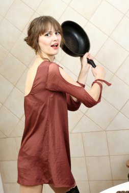 Abiye tutan bir tavada kızgın çekici kız