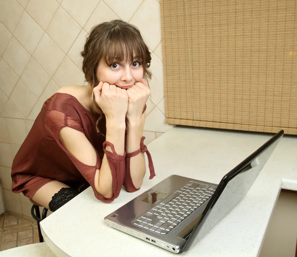 Menina comum assustada com o computador — Fotografia de Stock