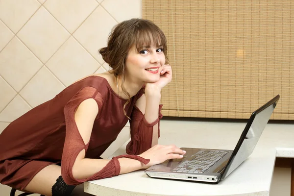 Gewone meisje werken op een computer thuis — Stockfoto