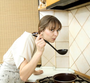 ışık elbiseli güzel normal kız yemek kaşık çalışır.