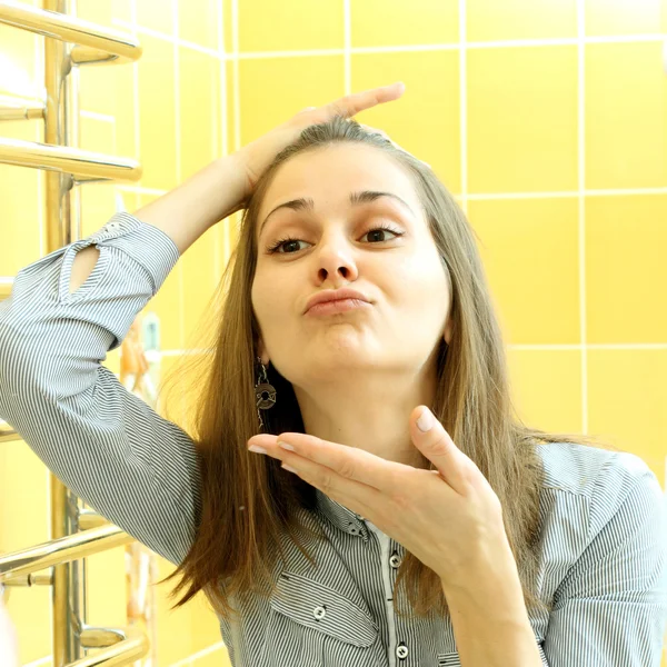 Ordinary girl caring for her face — Stock Photo, Image