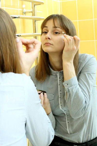 Hodná holka dělá make-up v koupelně — Stock fotografie