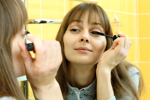 Hodná holka dělá make-up v koupelně — Stock fotografie