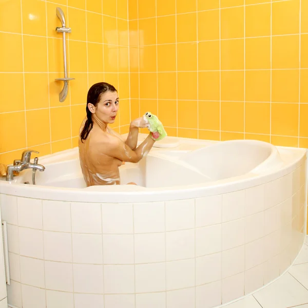 Fröhliche fröhliche Mädchen spielen in der Badewanne — Stockfoto