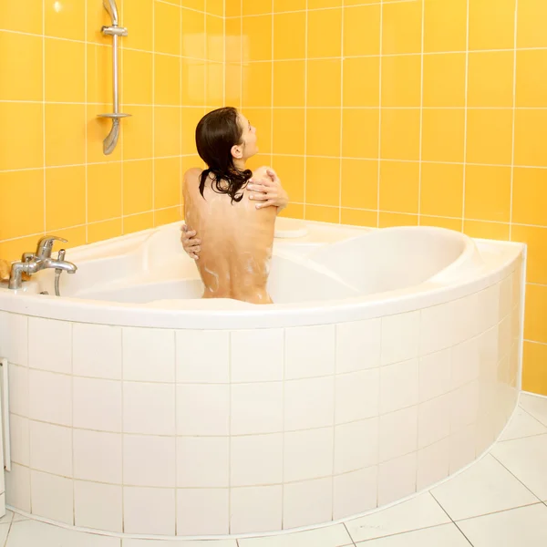 Positivo hermosa chica tomando una ducha — Foto de Stock