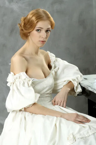 Klasik Elbiseli Kadın