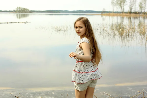 Long-haired beautiful girl enjoying the nature — Stock Photo, Image