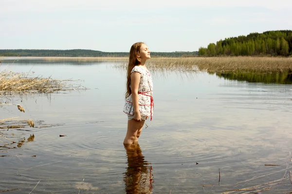 Långhårig vacker tjej njuter av naturen — Stockfoto