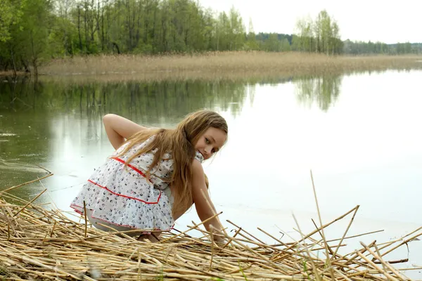 Langharige mooi meisje genieten van de natuur — Stockfoto