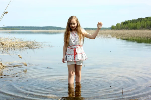 Menina bonita de cabelos compridos apreciando a natureza — Fotografia de Stock