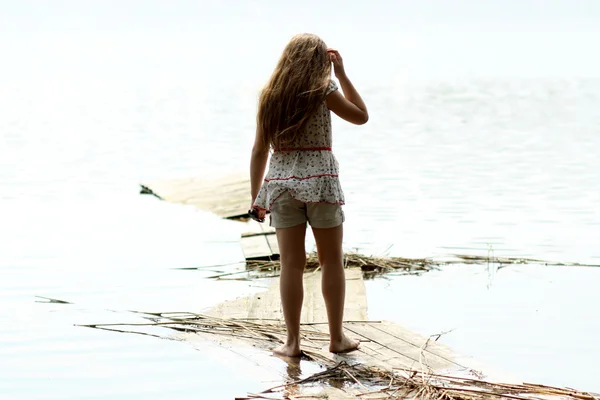 Long-haired beautiful girl enjoying the nature — Stock Photo, Image