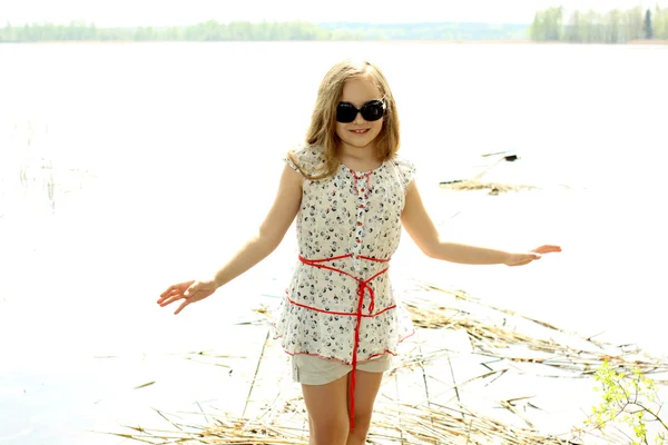 Long-haired beautiful girl enjoying the nature — Stock Photo, Image