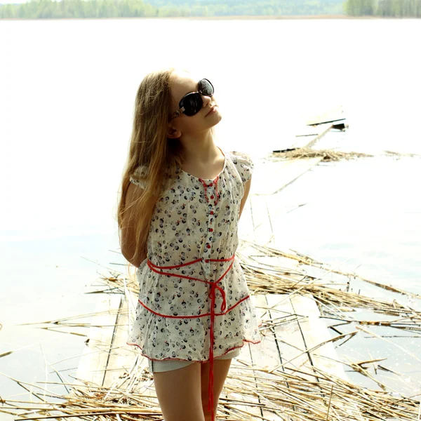 Long-haired beautiful girl enjoying the nature — Stock Photo, Image