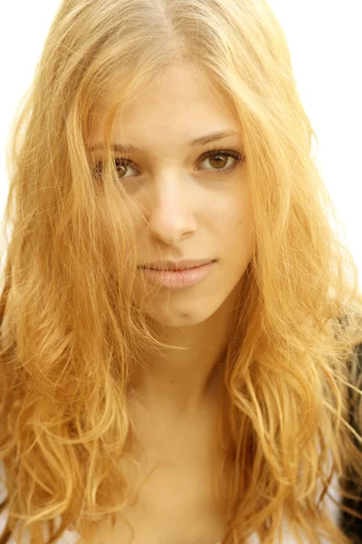 Portret van een mooie blonde jong meisje buitenshuis — Stockfoto
