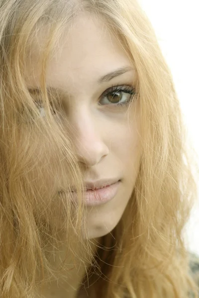 Retrato de una hermosa joven rubia al aire libre —  Fotos de Stock