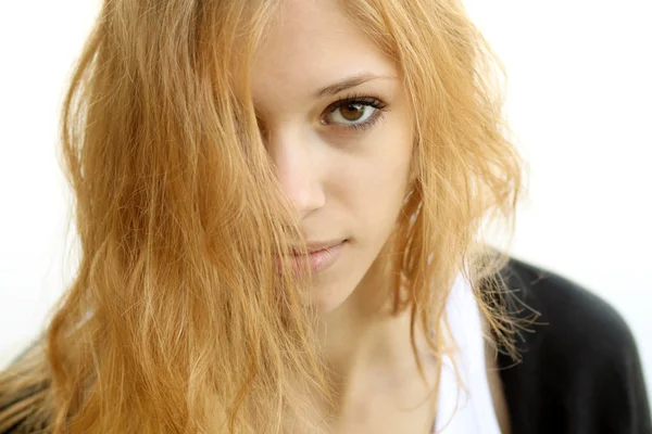 Porträtt av en vacker blond ung flicka utomhus — Stockfoto