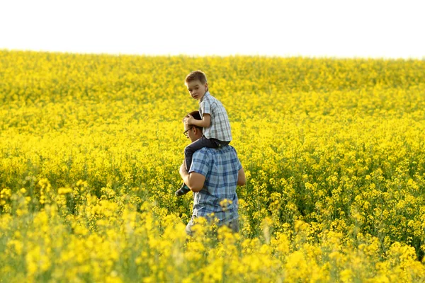 Father with son in a yellow field — Stock Photo, Image