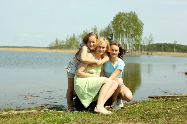 Madre feliz con sus hijas — Foto de Stock