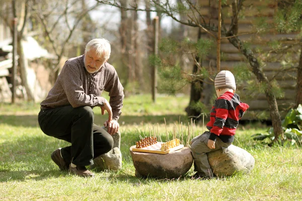 Dědeček a vnuk hrát šachy — Stock fotografie