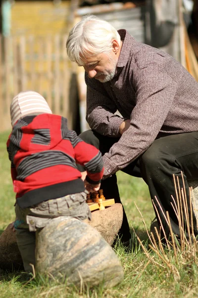 Nonno e nipote giocare a scacchi — Foto Stock