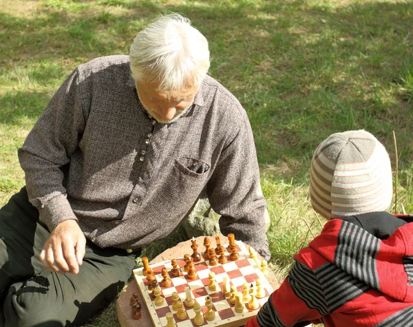 Grandfather and grandson playing chess — Stock Photo, Image