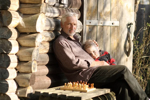 Grand-père et petit-fils jouant aux échecs — Photo