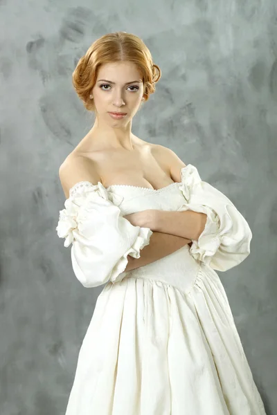 Porträtt otroligt attraktiv tjej i vintage klänning Royaltyfria Stockbilder
