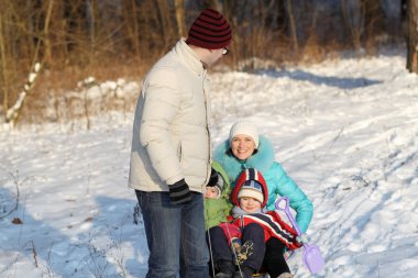 çekici aile having fun kış parkı
