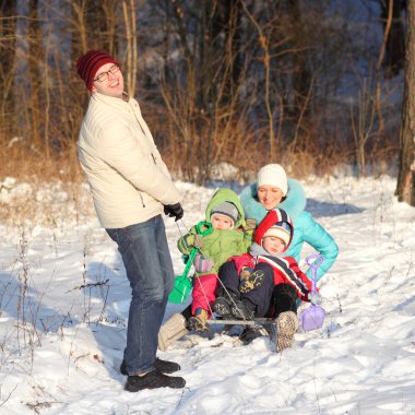 çekici aile having fun kış parkı