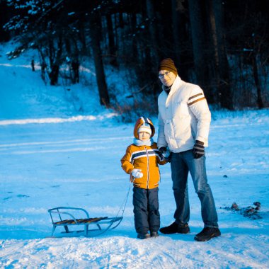 genç bir çocuk ile baba yürür