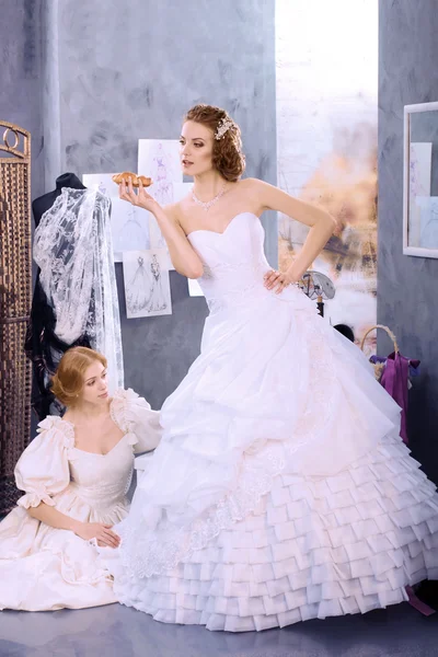 Mädchen im Hochzeitskleid machen Passform im Bekleidungsdesign-Studio — Stockfoto