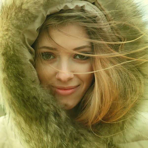 Zima portret pięknej blondynce — Zdjęcie stockowe