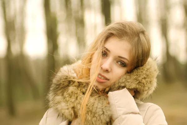 Vintern porträtt av en vacker blondin — Stockfoto