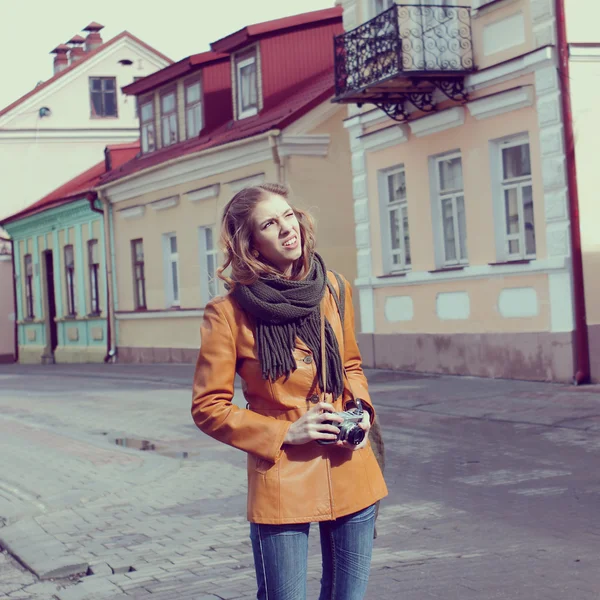 Beautiful girl traveling with a vintage camera — Stock Photo, Image