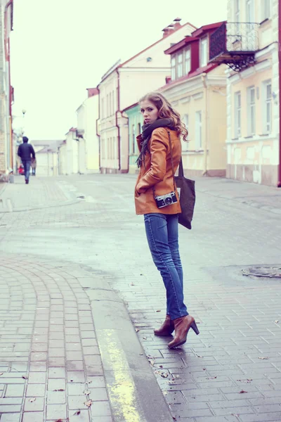 Beautiful girl traveling with a vintage camera — Stock Photo, Image