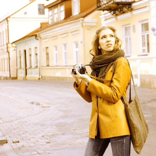 Hermosa chica viajando con una cámara vintage — Foto de Stock