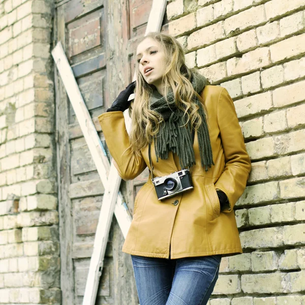 Hermosa chica viajando con una cámara vintage — Foto de Stock