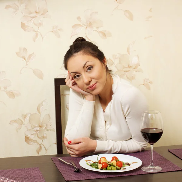 Het meisje met een plaat van salade — Stockfoto