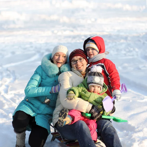 Привлекательная семья, развлекающаяся в зимнем парке — стоковое фото