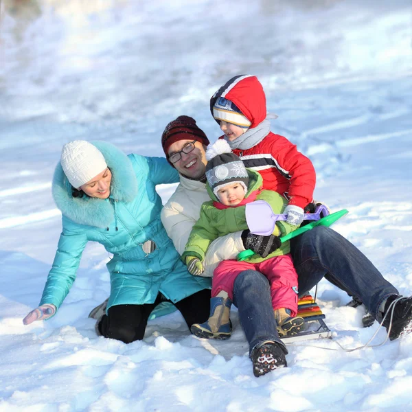 Atrakcyjny rodzinny zabawy w winter park — Zdjęcie stockowe